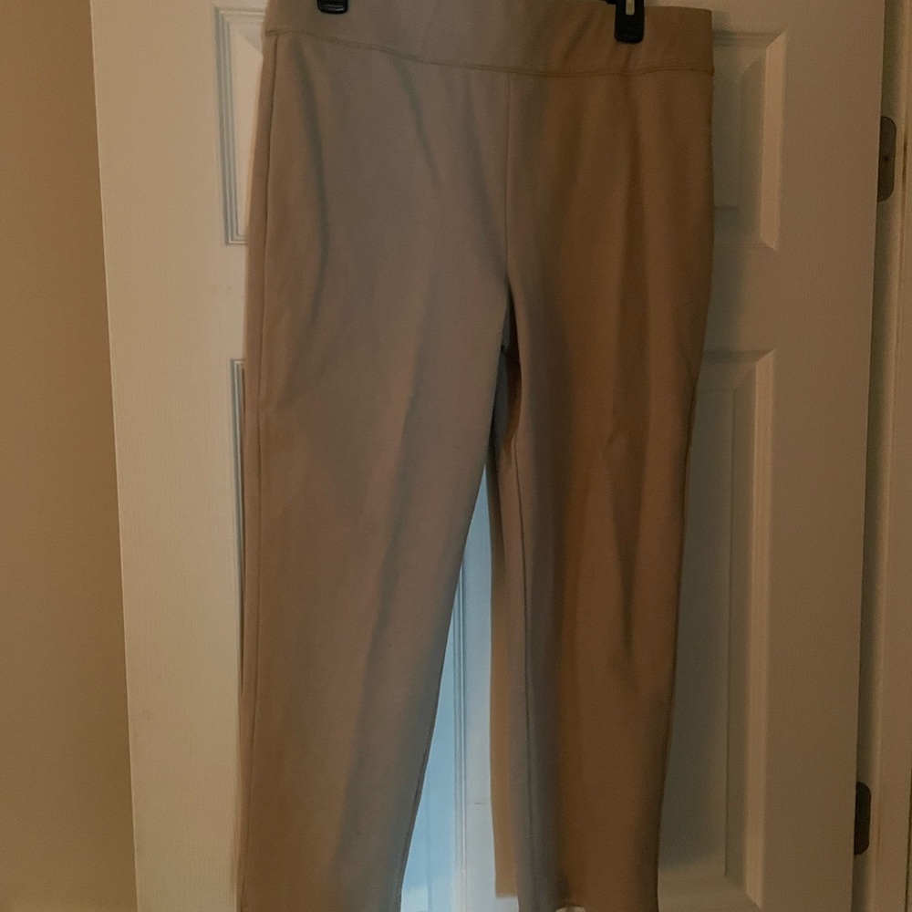 NWOTS liz claiborne beige capris  size 12